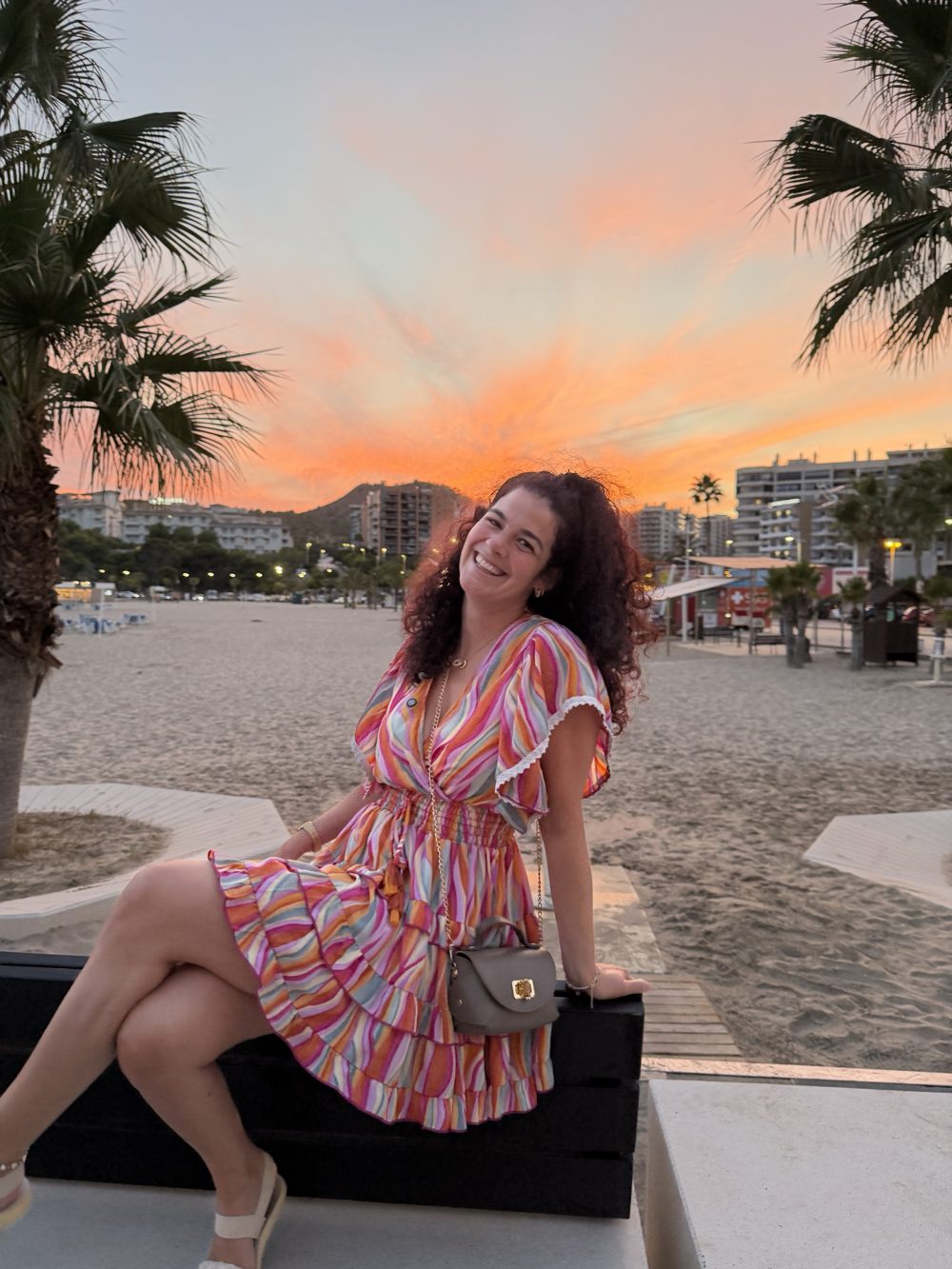 Julika am Strand bei Sonnenuntergang